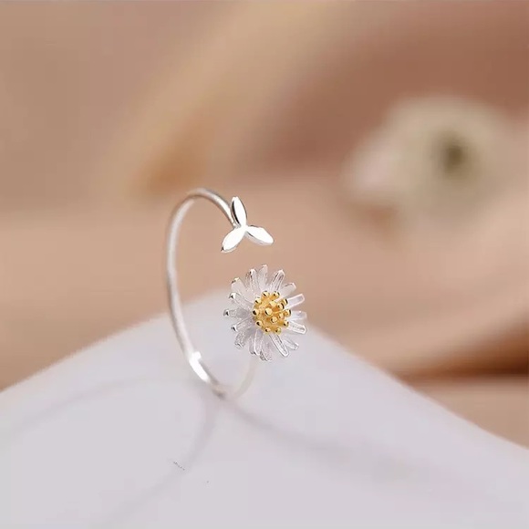 “A Good Day” Dainty Minimalist Floral Daisy Ring - Picture 4 of 8